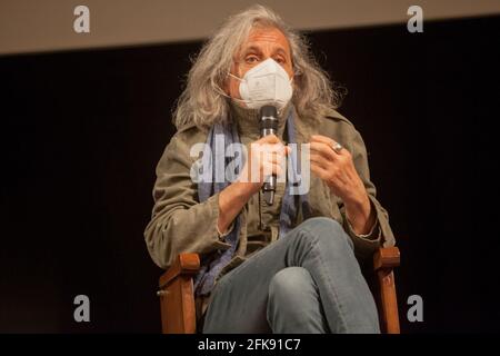 Bologna, Italia. 29 Apr 2021. Quattordici mesi dopo la prima chiusura, il Teatro Duse di Bologna riapre le sue porte al pubblico. Alessandro Bergonzoni salirà in scena con 'Trasporti e sali', diretto da Riccardo Rodolfi e dallo stesso Bergonzoni, che firma anche i set. (Foto di Carlo Vergani/Pacific Press) Credit: Pacific Press Media Production Corp./Alamy Live News Foto Stock