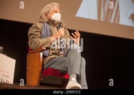 Bologna, Italia. 29 Apr 2021. Quattordici mesi dopo la prima chiusura, il Teatro Duse di Bologna riapre le sue porte al pubblico. Alessandro Bergonzoni salirà in scena con 'Trasporti e sali', diretto da Riccardo Rodolfi e dallo stesso Bergonzoni, che firma anche i set. (Foto di Carlo Vergani/Pacific Press) Credit: Pacific Press Media Production Corp./Alamy Live News Foto Stock