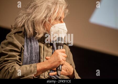 Bologna, Italia. 29 Apr 2021. Quattordici mesi dopo la prima chiusura, il Teatro Duse di Bologna riapre le sue porte al pubblico. Alessandro Bergonzoni salirà in scena con 'Trasporti e sali', diretto da Riccardo Rodolfi e dallo stesso Bergonzoni, che firma anche i set. (Foto di Carlo Vergani/Pacific Press) Credit: Pacific Press Media Production Corp./Alamy Live News Foto Stock