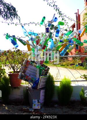 "GREEN" CORFU 2012 - bottiglie di plastica riciclata, lattine di bevande ecc. che formano un albero, perché è un'isola, Corfù è responsabile della lavorazione dei propri rifiuti, e i cittadini hanno realizzato una serie di progetti per utilizzare i rifiuti che vanno dalla carta, dal vetro, dalla plastica, dalle lattine e dai materiali di imballaggio agli elettrodomestici, alle batterie, al ferro, all'alluminio e persino alle automobili. Foto Stock