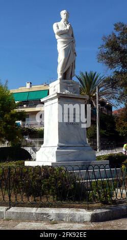 Statua di Ioannis Kapodistrias a Corfù, Grecia (2012). Il conte Ioannis Antonios Kapodistrias (1776-1831) conosciuto anche a livello internazionale come John Capodistrias, Κόμης Ιωάννης Αντώνιος Καποδίστριας, Komis Ioannis Antonios Kapodistrias, граф Иоанн Каподистрия, Ioann Kapodistriya, Giovanni Antonio Capodistria e Conte Capo d'Istria. Dopo una lunga e illustre carriera nella politica e diplomazia europea fu eletto primo capo di stato della Grecia indipendente. Fu ministro degli Esteri dell'Impero russo prima di fondare lo Stato greco e di dirigerne l'indipendenza. Foto Stock