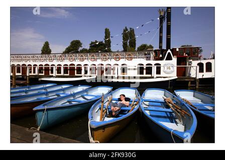 Gloriosa estate...... Prendere il sole mentre aspettano i clienti James Maudin a Henley sul Tamigi.pic David Sandison 27/5/2005 Foto Stock