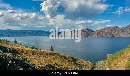 Vista panoramica sul lago Okanagan in una giornata estiva Foto Stock