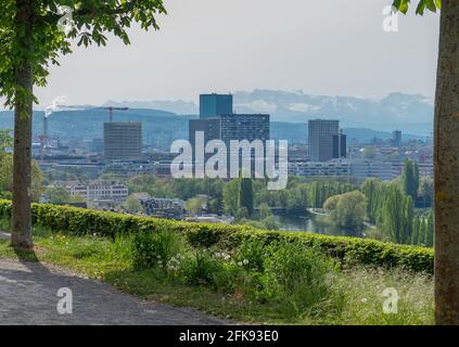 Vista sui grattacieli di Zurigo Ovest, Svizzera, fino alle Alpi Foto Stock