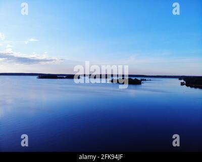 Blu tramonto cielo sul lago. Colori intensi. Paesaggio crepuscolo Foto Stock