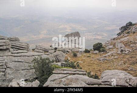 Torcal de Antequera in un giorno nuvoloso e nebbioso, Antequera, Malaga, Andalusia, Spagna Foto Stock