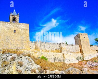 Fortezza reale Collegiata Chiesa di Santa Maria la Mayor visto da dietro in Antequera, Malaga, Andalusia, Spagna Foto Stock