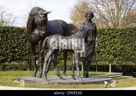 La statua del Queens; la statua della Regina Elisabetta II con cavalli per celebrare il suo 90° compleanno; di Etienne Millner e Charlie Langton, Newmarket Suffolk UK Foto Stock