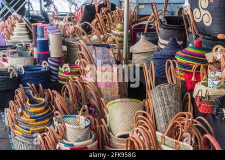 Stand di mercato di un produttore di cestelli con varietà di intrecciati cestelli Foto Stock