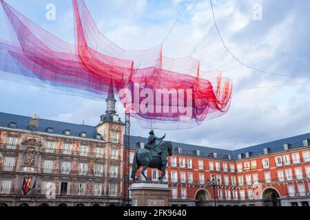 MADRID - 11 FEBBRAIO 2018: Janet Echelman 1.78 installazione di fibre colorate sopra Plaza Mayor a Madrid, Spagna. Foto Stock