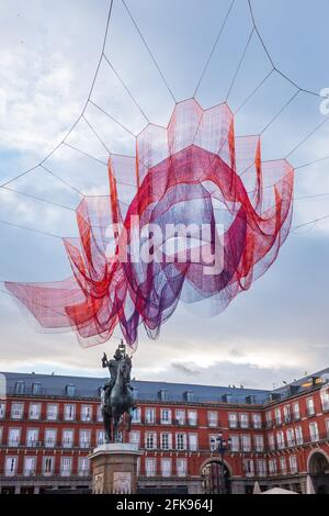 MADRID - 11 FEBBRAIO 2018: Janet Echelman 1.78 installazione di fibre colorate sopra Plaza Mayor a Madrid, Spagna. Foto Stock