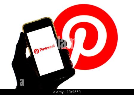Barcellona, Catalogna, Spagna. 29 Apr 2021. In questa illustrazione fotografica viene visualizzata un'app Pinterest sullo schermo di uno smartphone con un logo Pinterest sullo sfondo. Credit: Thiago Prudencio/DAX/ZUMA Wire/Alamy Live News Foto Stock