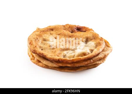 Un mazzo di tradizionali langos ungheresi fritti in un isolato backround bianco. Foto Stock