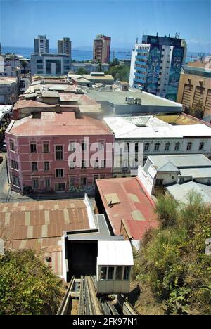 Vista verso il basso della zona del porto dalla funicolare El Peral, Valparaiso, Cile, Sud America Foto Stock