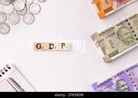 Assam, india - 30 Marzo 2021 : prodotto interno Lordo (PIL) pro capite scritto su immagine d'inventario dei cubi di legno. Foto Stock