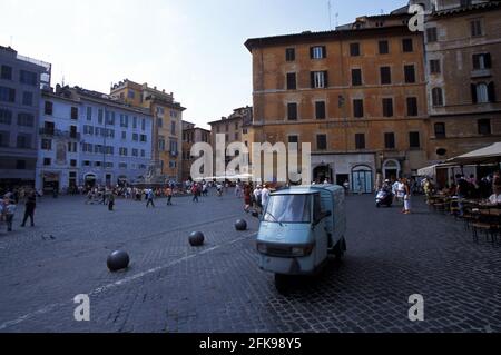 Piaggio Ape 50 furgone blu in Piazza della rotonda, Roma, Italia Foto Stock