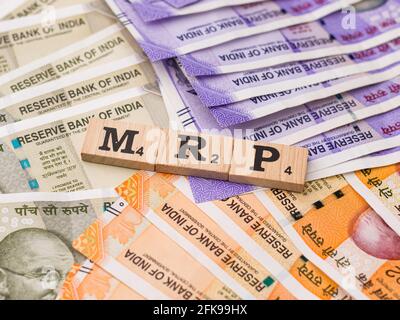 Assam, india - 30 Marzo 2021 : Word MRP scritto su immagine stock di cubi di legno. Foto Stock
