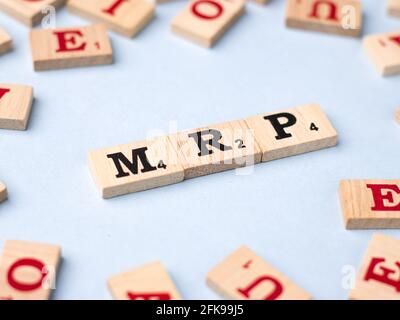 Assam, india - 30 Marzo 2021 : Word MRP scritto su immagine stock di cubi di legno. Foto Stock