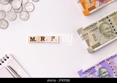 Assam, india - 30 Marzo 2021 : Word MRP scritto su immagine stock di cubi di legno. Foto Stock