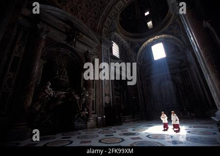 Altare i ragazzi all'interno di un fascio di luce nella Basilica di San Pietro Città del Vaticano Foto Stock