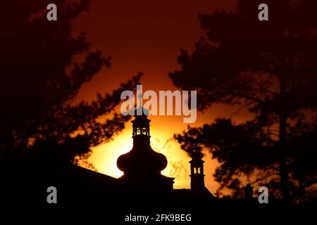 Mnichovo Hradiste, Repubblica Ceca. 29 Apr 2021. Cielo di tramonto sulla torre Chiesa di San Giacomo a Mnichovo Hradiste (65 chilometri a nord di Praga) nella Repubblica Ceca. La chiesa barocca di San Giacomo il maggiore è un punto di riferimento principale del centro storico di Mnichovo Hradiste e anche la chiesa parrocchiale della locale parrocchia cattolica romana. Credit: Slavek Ruta/ZUMA Wire/Alamy Live News Foto Stock