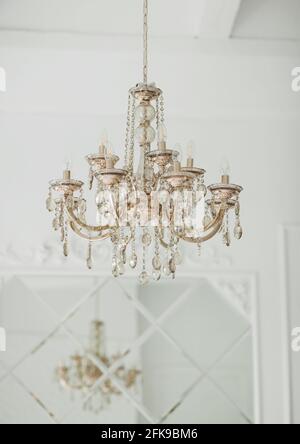 Lampadario di cristallo moderno con interni classici Foto Stock