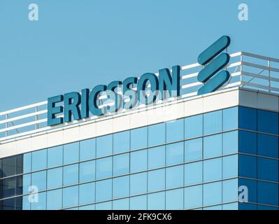 Bucarest, Romania - 03.18.2021: Logo Ericsson su un edificio di uffici a Bucarest. Ericsson è una multinazionale svedese di networking e telecomunicazioni Foto Stock