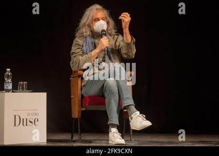 Bologna, Italia. 29 Apr 2021. Quattordici mesi dopo la prima chiusura, il Teatro Duse di Bologna riapre le sue porte al pubblico. Alessandro Bergonzoni salirà in scena con 'Trasporti e sali', diretto da Riccardo Rodolfi e dallo stesso Bergonzoni, che firma anche i set. (Foto di Carlo Vergani/Pacific Press/Sipa USA) Credit: Sipa USA/Alamy Live News Foto Stock