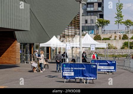 Blois, Francia. 29 Apr 2021. Vista generale dell'ingresso al centro di vaccinazione Covid-19 a Jeu de Paume, Blois, Francia. Foto Stock