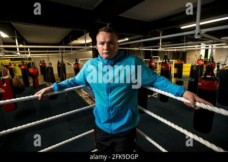 Bradley Welsh, ex pugile, proprietario di palestra e attore apparso in Trainspotting T2 è stato girato e ucciso fuori dalla sua casa di Edimburgo il 17 aprile 2019. Sean Orman è stato accusato dell'omicidio ed è attualmente in fase di processo presso l'alta Corte di Edimburgo. Didascalia originale: Martedì 8 settembre 2015. L'ex pugile professionista Bradley Welsh nella sua nuova palestra di pugilato, la più grande d'Europa, con sette anelli di pugilato, 160 borse e una pista da corsa sprint, tutto nel centro di Edimburgo. Foto Stock