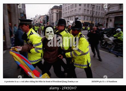 Visita di Stato del presidente cinese Jiang Zemin in Britannia, protetore IS Arrestato dopo aver cavalcato la sua moto di fronte al presidente Jiang Zemin,s auto fuori dal Savoy Hotel a Londra Foto Stock