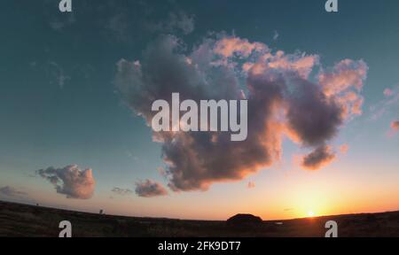 Vista panoramica di un tramonto spettacolare nelle paludi di Chiclana de la Frontera, Cadice, Spagna Foto Stock