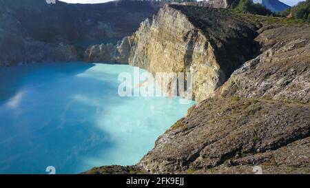 Spettacolare vista dei laghi blu e turchesi sul vulcano Kelimutu, famoso parco nazionale sull'isola di Flores, Nusa Tenggara orientale, Indonesia Foto Stock