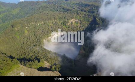 Nuvole al vulcano Kelimutu, Flores, nebbia bianca che galleggia in un cratere sul lago delle anime degli antichi abitanti di Abutu Foto Stock