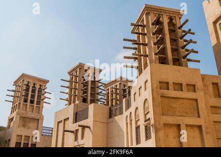 Torri eoliche tradizionali a Madinat Jumeirah a Dubai, Emirati Arabi Uniti Foto Stock