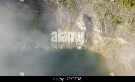 Nuvole panoramiche delle montagne al lago Cratere Kelimutu, Flores, Indonesia. Mistica nebbia bianca che riempie il cratere sul lago Abutu Foto Stock