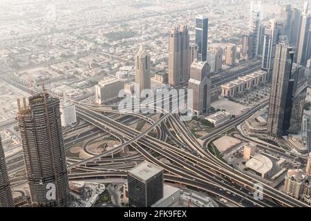 Vista aerea di un incrocio autostradale a Dubai, Emirati Arabi Uniti Foto Stock