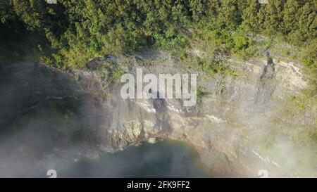 Nuvole panoramiche delle montagne al lago Cratere Kelimutu, Flores, Indonesia. Mistica nebbia bianca che riempie il cratere sul lago Abutu Foto Stock