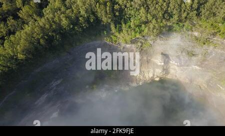 Nuvole panoramiche delle montagne al lago Cratere Kelimutu, Flores, Indonesia. Mistica nebbia bianca che riempie il cratere sul lago Abutu Foto Stock