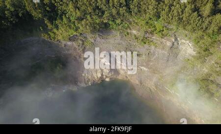 Nuvole panoramiche delle montagne al lago Cratere Kelimutu, Flores, Indonesia. Mistica nebbia bianca che riempie il cratere sul lago Abutu Foto Stock