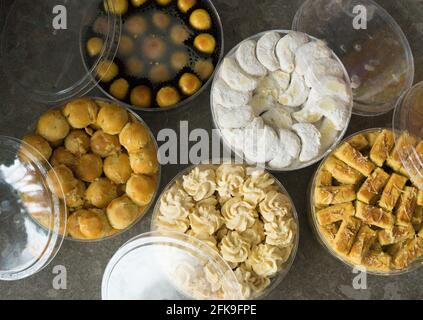 KUE lebaran, biscotti assortiti di specialità indonesiane per Idul Fitri Foto Stock