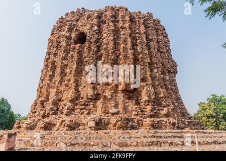 Minareto incompiuto Alai Minar nel complesso Qutub a Delhi, India. Foto Stock