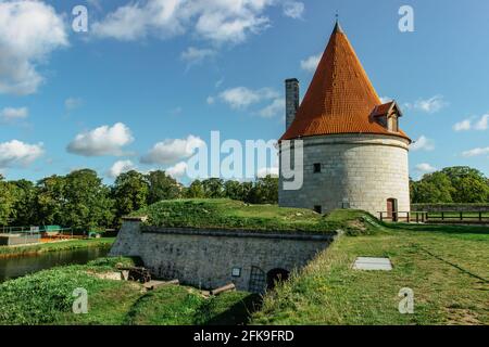 Castello episcopale di Koressaare sull'isola di Saaremaa, Estonia.fortificazione medievale in stile tardo gotico con Bastion.Sightseeing nei Baltici. Foto Stock