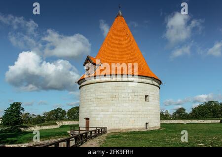 Castello episcopale di Koressaare sull'isola di Saaremaa, Estonia.fortificazione medievale in stile tardo gotico con Bastion.Sightseeing nei Baltici. Foto Stock