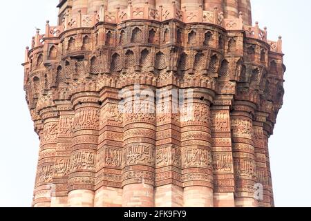 Dettaglio del minareto Qutub Minar a Delhi, India. Foto Stock