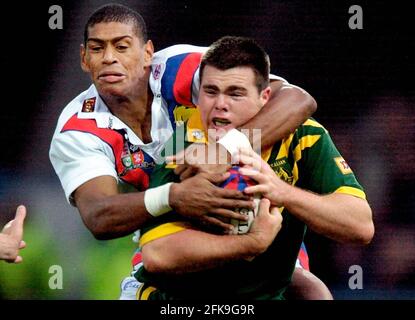 PRIMO TEST GB V OZ AL MCALPINE STADIUM HUDDESFIELD 11/11/2001 PAUL WELLENS E DANNY BUDERUS FOTO DAVID ASHDOWN. Foto Stock