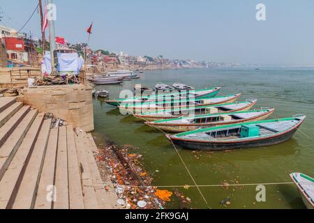 Vista di una scalinata sul fiume Ghat che conduce alle rive del fiume Gange a Varanasi, India Foto Stock