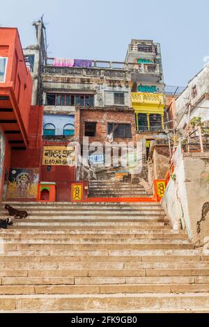 VARANASI, INDIA - 25 OTTOBRE 2016: Vista dei gradini del lungofiume di Narad Ghat che conducono alle rive del fiume Gange a Varanasi, India Foto Stock