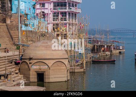 Vista di un Ghat lungofiume gradini del fiume sacro Gange a Varanasi, India Foto Stock