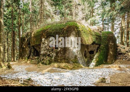 Casemato di fanteria isolato costruito in boschi e terreni montuosi in Eagle, Orlicke, Montagne, Repubblica Ceca. Confine militare cecoslovacco prima della guerra Foto Stock